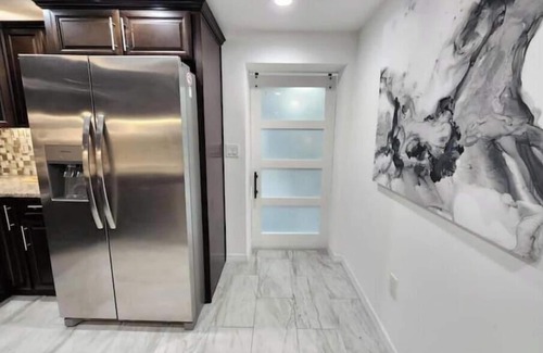 Fairview Shores House | Mills House @WP. Sleeps 11 Renovated. Queen beds