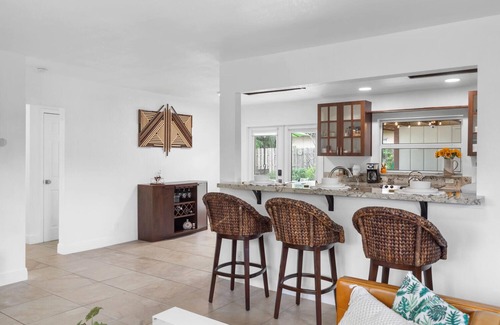 Poinsettia Heights House | Minutes to beaches and downtown- 3 bed house- coastal tropical living