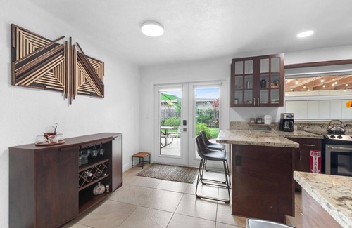 Poinsettia Heights House | Minutes to beaches and downtown- 3 bed house- coastal tropical living