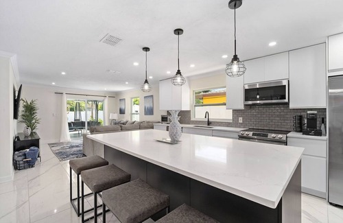 Naples Park House | Minutes to the beach!
