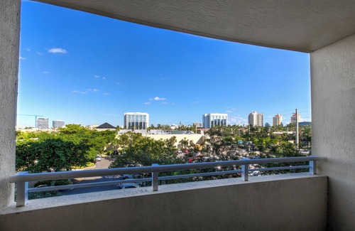 Aventura Condo | Modern 2-2 in the middle of everything in Luxury Aventura! Gym-Pool-Front Desk