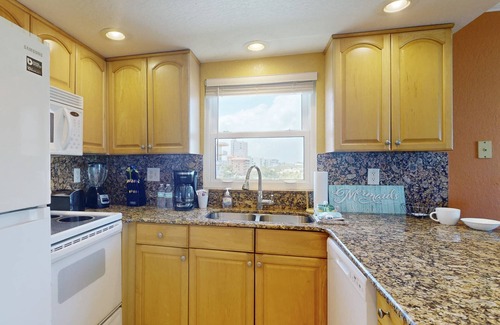 Treasure Island Condo | Modern 2Br/2Ba Beachfront Condo with an Incredible View. Amenities, Pool, Beautiful Beach
