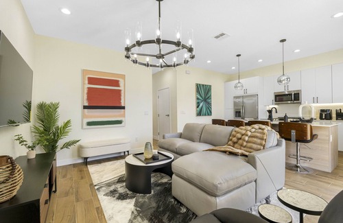 Pinecrest West Park House | Modern 3-Bedroom Tampa Retreat