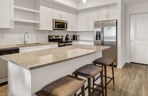 Diplomat Apartment | Modern Apartment in Prime Location (ID8612X67)