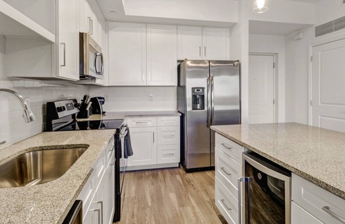 Diplomat Apartment | Modern Apartment in Prime Location (ID8612X67)