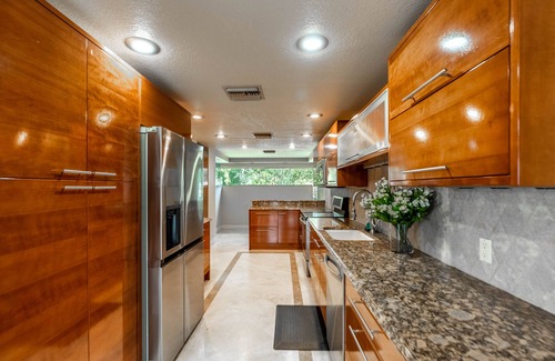 Beach Park House | Modern Home next to Bucs Stadium & Airport