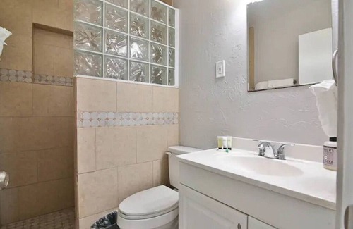 Gulf Gate Estates House | Modern Home w/ Heated Pool & Fence by Siesta Key Beach! E-Bikes to ride around!