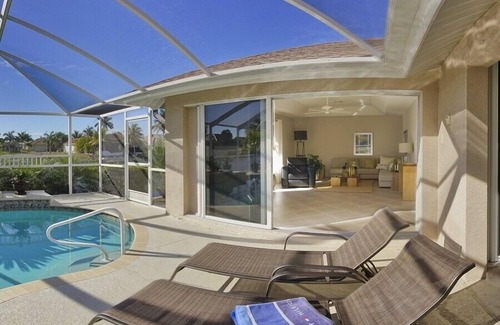 Pelican House | Modern luxury villa, south-facing, boat (optional),rental prices incl. 11.5% tax