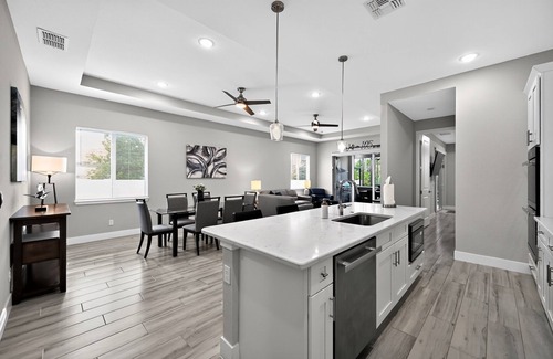 Naples Park House | Modern Naples Park Luxurious pool spa Home 5 Min to Beach