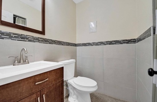 North Beach Apartment | Modern Ocean-side studio, 1BR/1bath, Hollywood, Free Parking + BBQ!