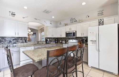 West Kissimmee Villa | Modern villa✦4 king en-suites✦5min2Disney✦Gameroom✦South Pool/Spa✦Themed Rooms
