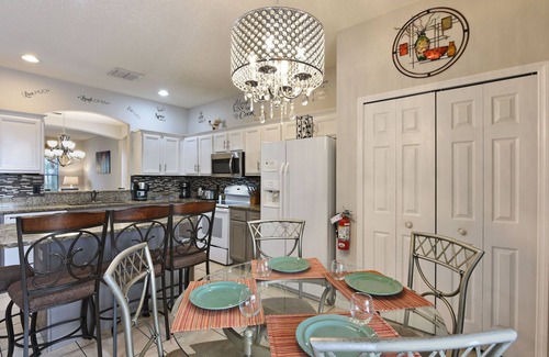 West Kissimmee Villa | Modern villa✦4 king en-suites✦5min2Disney✦Gameroom✦South Pool/Spa✦Themed Rooms