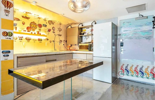 West Avenue Condo | Mondrian 1020 · 1100 Custom Eclectic Artist SUITE Bay W/Balcony
