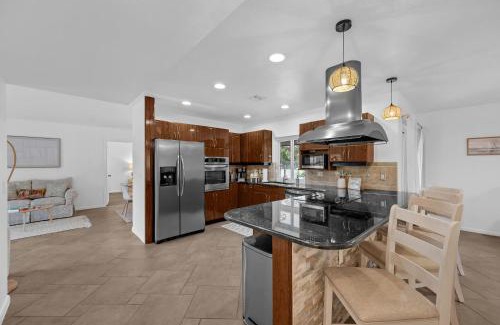 Central Naples House | Naples Henrie Hideaway - Private Pool, pet friendly 12 mins from Beach & Downtown