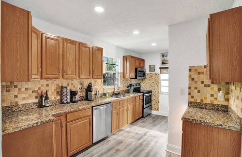 Royal Poinciana House | NEW! 5 minutes from the beach! Cozy retreat in Hollywood!