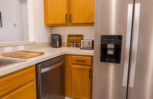 Davenport House | NEW! Castle on Hillcrest- 9 miles to Disney!