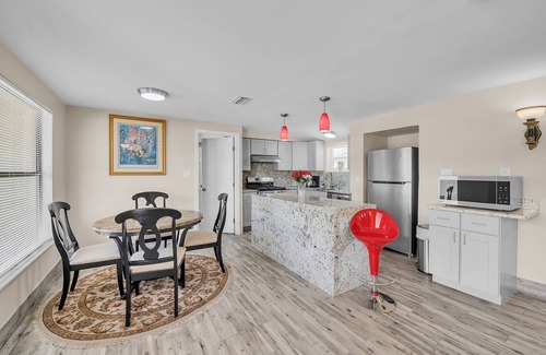 Bradenton House | NEW! Elwood Park Gem: Spacious 3BR | Prime Location
