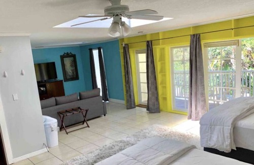 Bearss Plaza House | NEW LISTING! ☀️ Great Gatsby Pool Mansion. HEATED JACUZZI!!