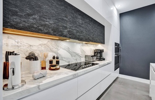 Lake Ridge House | New Luxe Contemporary Home 4BR/4BA w/Heated Pool, Mini Golf & Pool table