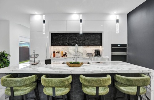Lake Ridge House | New Luxe Contemporary Home 4BR/4BA w/Heated Pool, Mini Golf & Pool table