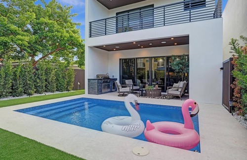 Lake Ridge House | New Luxe Contemporary Home 4BR/4BA w/Heated Pool, Mini Golf & Pool table