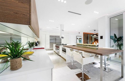 Pinecrest Villa | New Luxury estate, Pool/Jacuzzi/GYM, Sleeps 16
