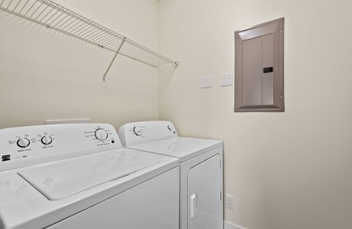 Majestic Palms Condo | New, Modern, Close to Beaches!