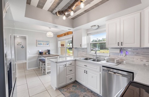Crystal River House | Newer Listing! 3bed 2bath Waterfront, Salt Water Heated Pool-Crystal River
