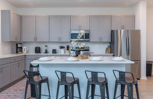 West Haven House | NEWLY Built Home. Disney World 15Min Drive! Themed 5 Bedroom, 3.5 Bath/Sleeps 13