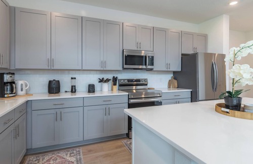 West Haven House | NEWLY Built Home. Disney World 15Min Drive! Themed 5 Bedroom, 3.5 Bath/Sleeps 13