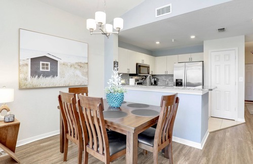 East Naples Condo | Newly Renovated Luxury Top Floor Condo! Walk to PickleBall! Gated/Pool/Gym