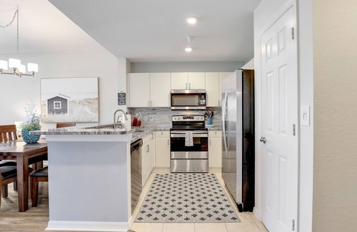 East Naples Condo | Newly Renovated Luxury Top Floor Condo! Walk to PickleBall! Gated/Pool/Gym