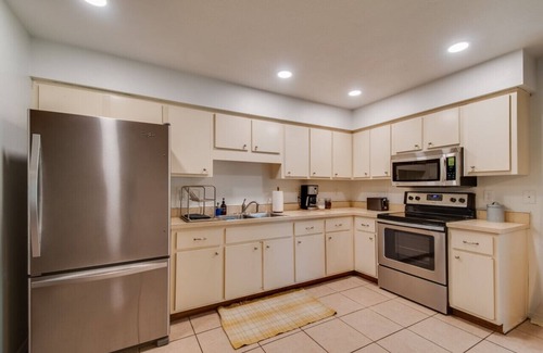 Fellowship House | Ocala Bungalow - Dog Friendly - 4 mins to WEC