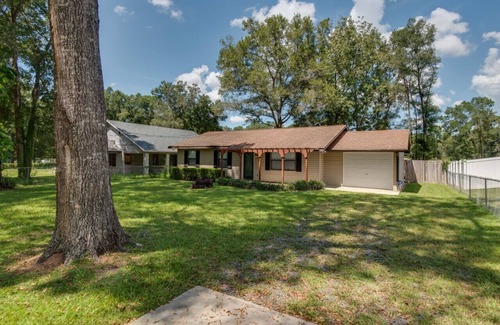 Fellowship House | Ocala Bungalow - Dog Friendly - 4 mins to WEC