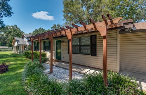 Fellowship House | Ocala Bungalow - Dog Friendly - 4 mins to WEC