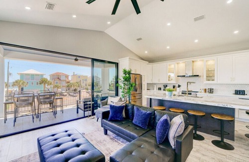 Painters Hill House | Ocean Shore Villa - Fall into coastal comfort!