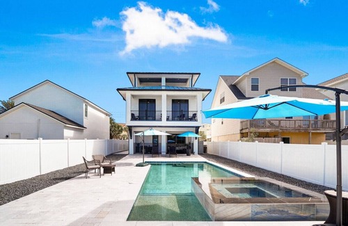 Painters Hill House | Ocean Shore Villa - Fall into coastal comfort!