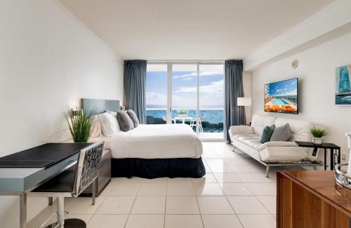 Coconut Grove House | Ocean View Balcony steps from Restaurants, Peacock Park & Marina