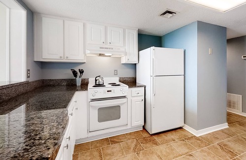 Fernandina Beach Condo | Oceanfront condo with large balcony, pool, central AC & views