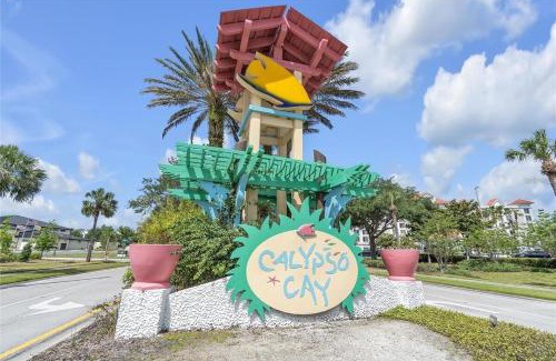 Kissimmee Apartment | October Weekly Rate 83 Dollars per Night - Free Disney Shuttle! Family Villa with Pool - 2 Beds, 2 Baths for 8 Guests - 3016