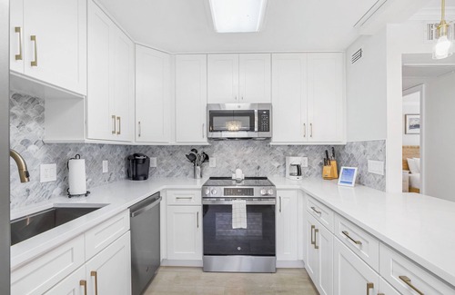 Ilexhurst House | Palm Cay 5, Newly Remodeled Townhome Steps from the Beach. Heated Pool