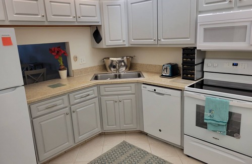 Park Shore Condo | Parkshore Beach Access 3 BR in Beautiful Naples FL