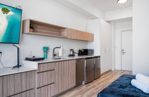 East Little Havana Apartment | Pastel Studio | Downtown View, Roof Deck, Central