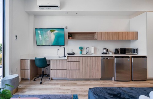 East Little Havana Apartment | Pastel Studio | Downtown View, Roof Deck, Central