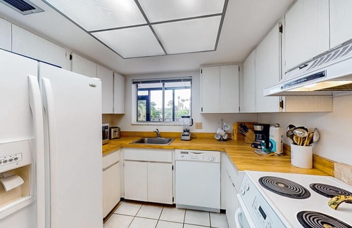 Holmes Beach Condo | Peaceful condo with pool, tennis, fishing dock, & tennis - serenity awaits