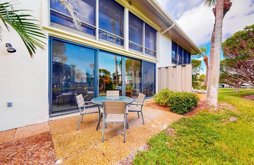 Holmes Beach Condo | Peaceful condo with pool, tennis, fishing dock, & tennis - serenity awaits
