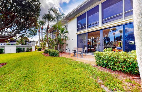 Holmes Beach Condo | Peaceful condo with pool, tennis, fishing dock, & tennis - serenity awaits