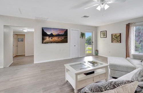 Truckland House | Peaceful Old Charm Oasis Near The Beach -Huge Yard