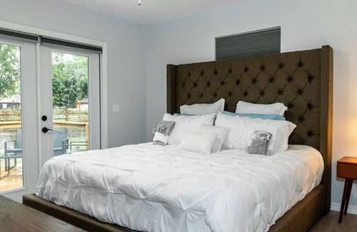 Fruitville House | Peaceful stay house 3BR 1 BA-near Aquarium