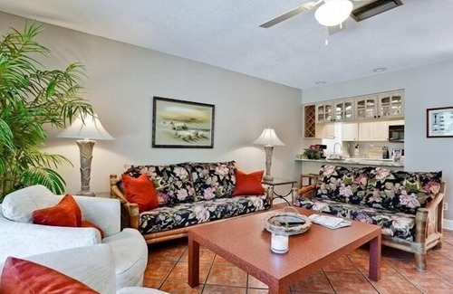 Bradenton Beach Condo | Pelican Cove 5 - Anna Maria Island - Condo 2 Bedroom/2 Bath beach side,.